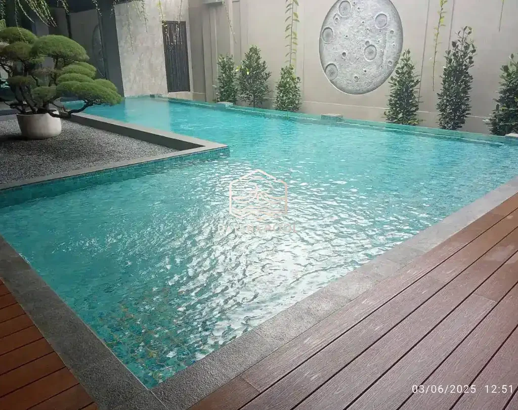 Kolam renang dengan finishing mozaik hijau