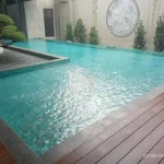 Kolam renang dengan finishing mozaik hijau