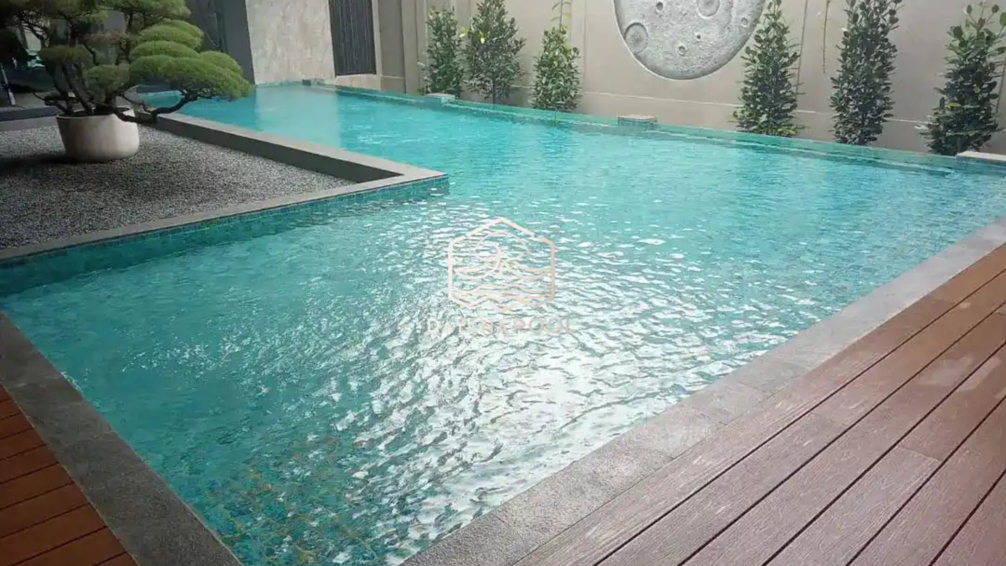 Kolam renang dengan finishing mozaik hijau