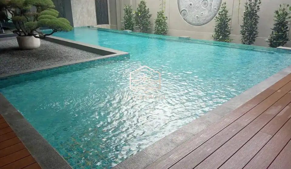 Kolam renang dengan finishing mozaik hijau