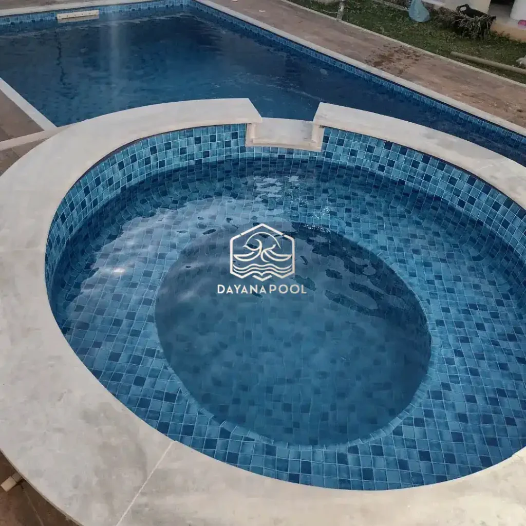 kolam renang dan jakuzzi dengan finishing keramik motif mozaik biru buatan dayanapool