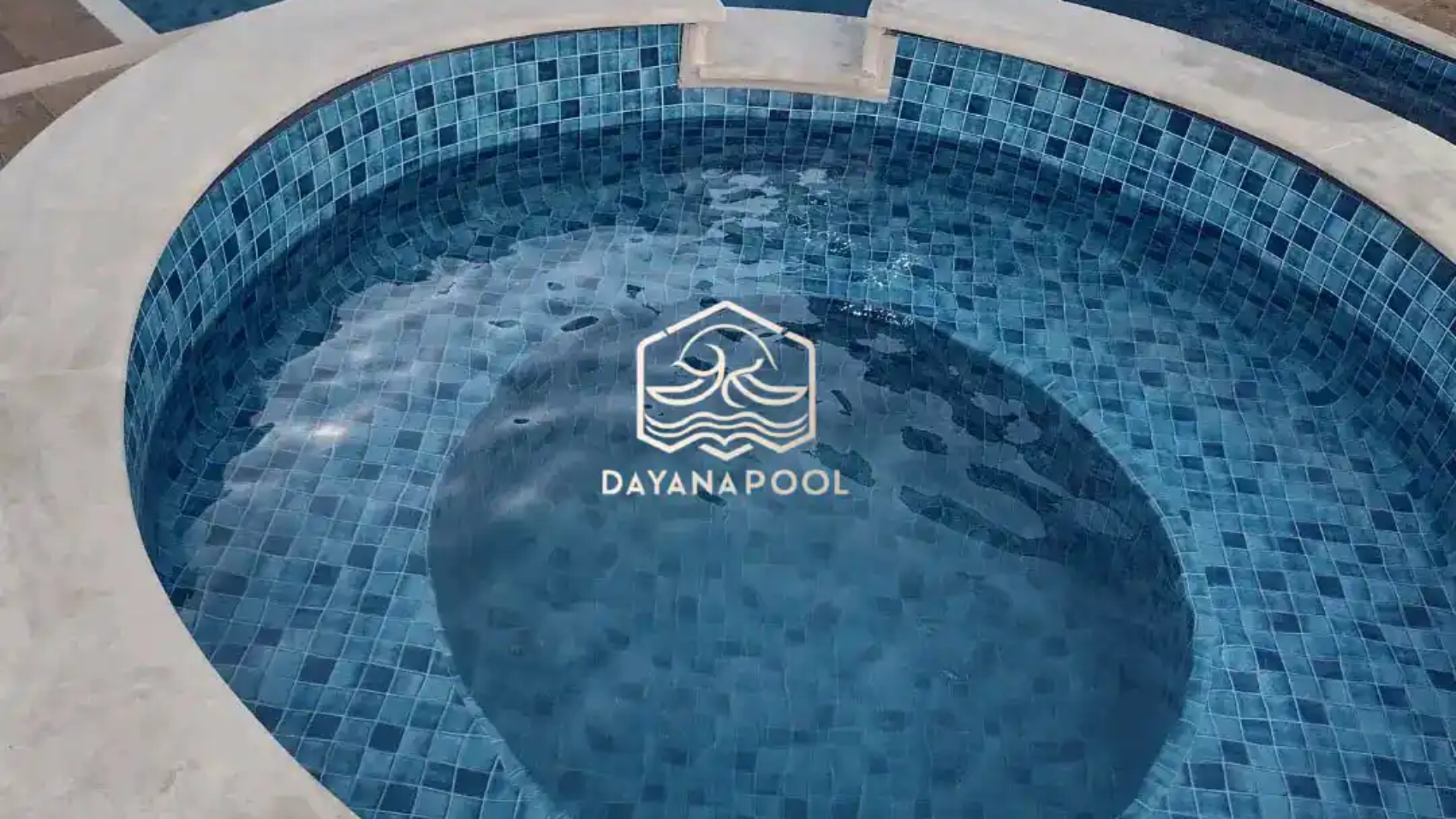 kolam renang dan jakuzzi dengan finishing keramik motif mozaik biru buatan dayanapool