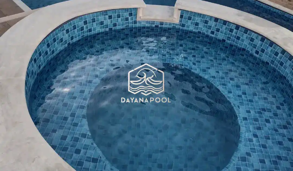 kolam renang dan jakuzzi dengan finishing keramik motif mozaik biru buatan dayanapool