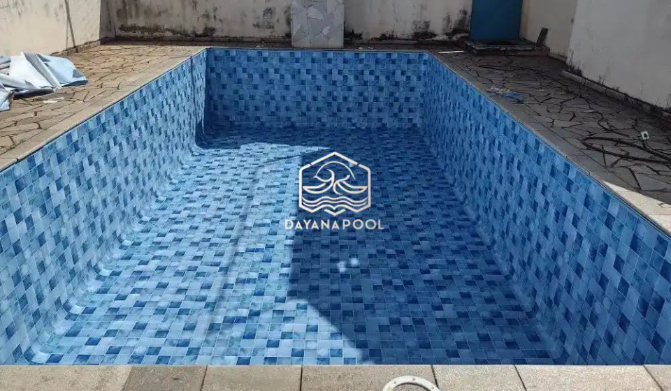 kolam renang dengan finishing keramik motif mozaik biru