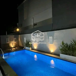 cahaya lampu kolam renang di malam hari