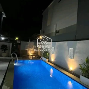 cahaya lampu kolam renang di malam hari