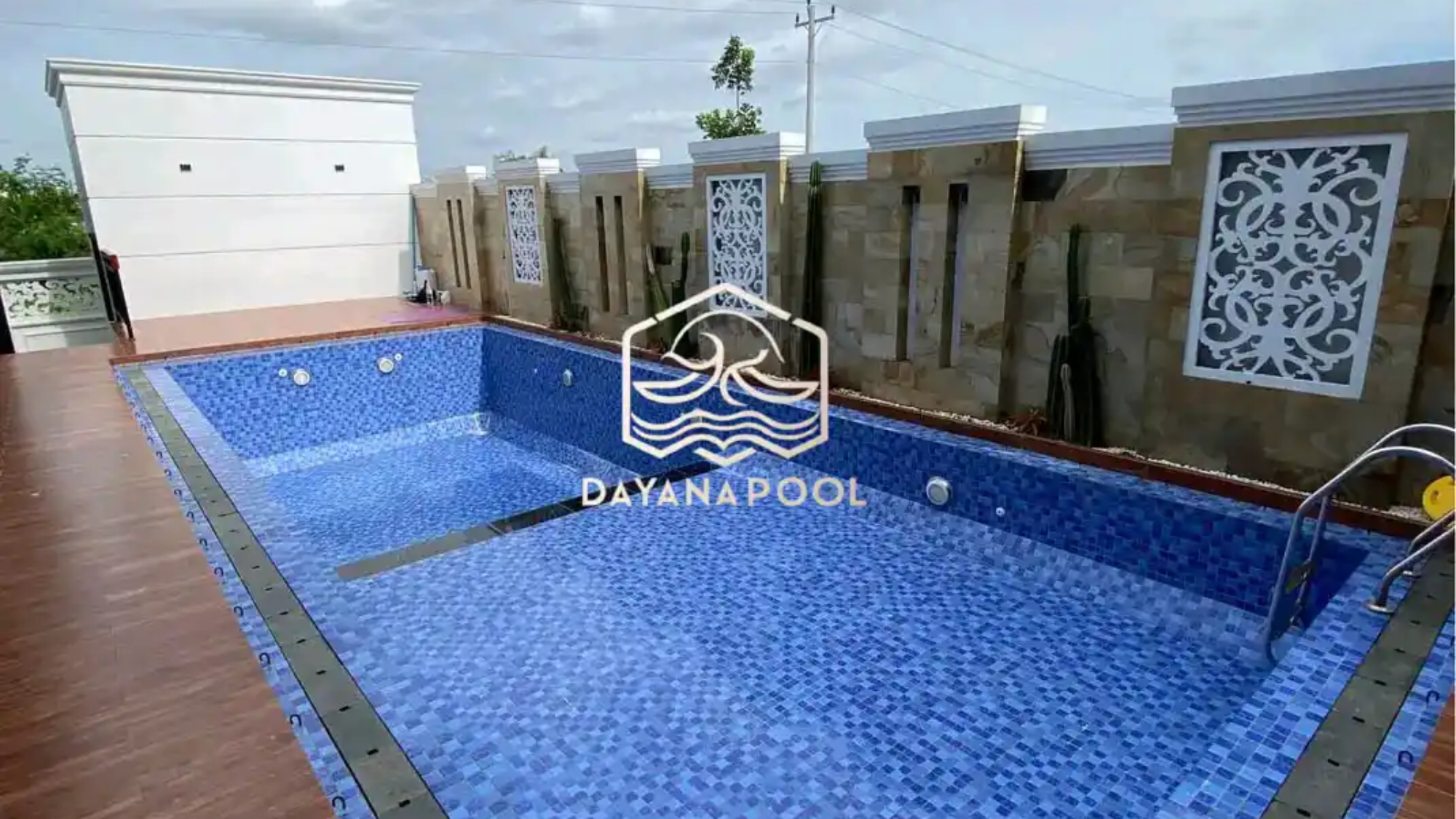 kolam renang yang baru selesai pemasangan keramik