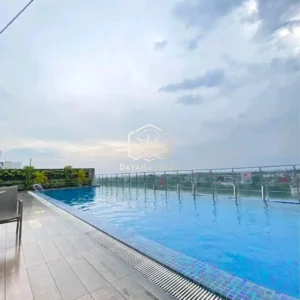 kolam renang infinity di atas hotel