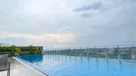 kolam renang infinity di atas hotel
