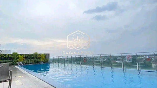 kolam renang infinity di atas hotel