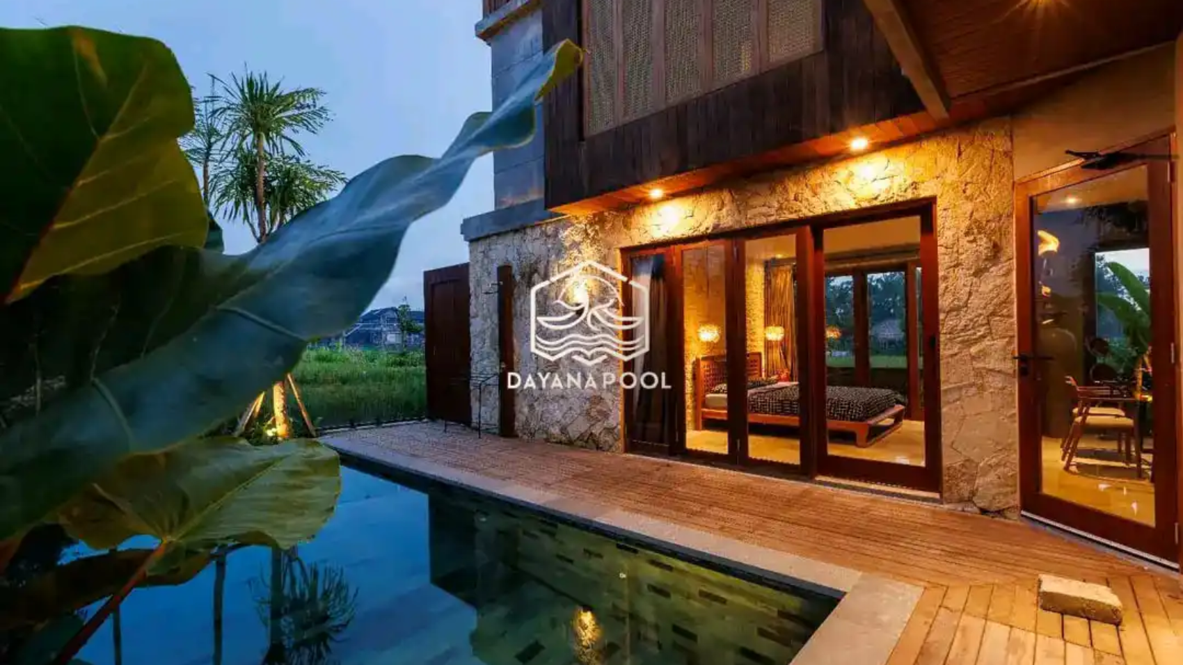 kolam renang minimalis dengan finishing batu alam
