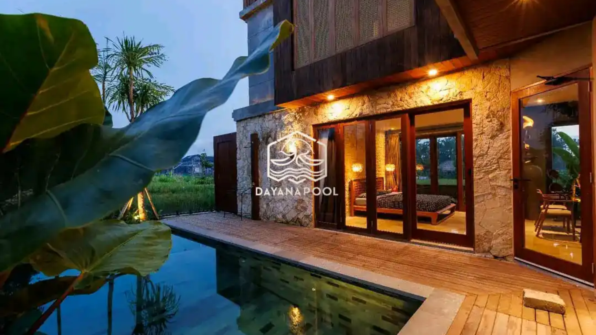 kolam renang minimalis dengan finishing batu alam