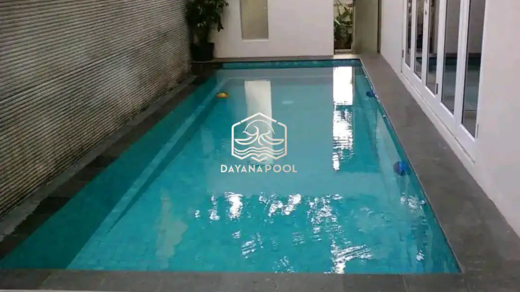 kolam renang skimmer dengan mozaik hijau tua