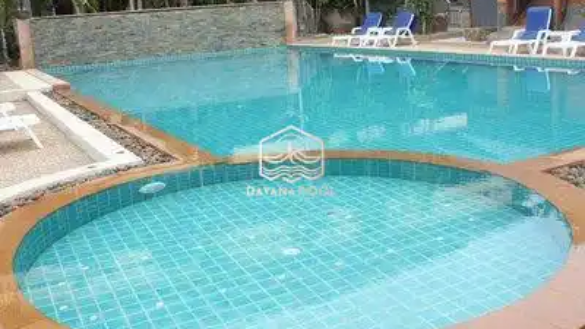 Kolam renang dan jakuzzi yang bersebelahan
