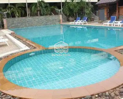 Kolam renang dan jakuzzi yang bersebelahan