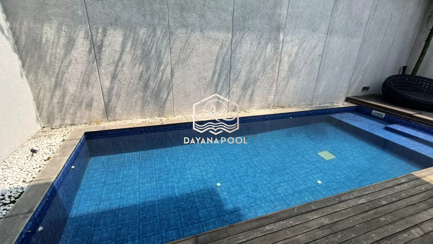 kolam renang skimmmer dengan dek kayu ulin di tepinya