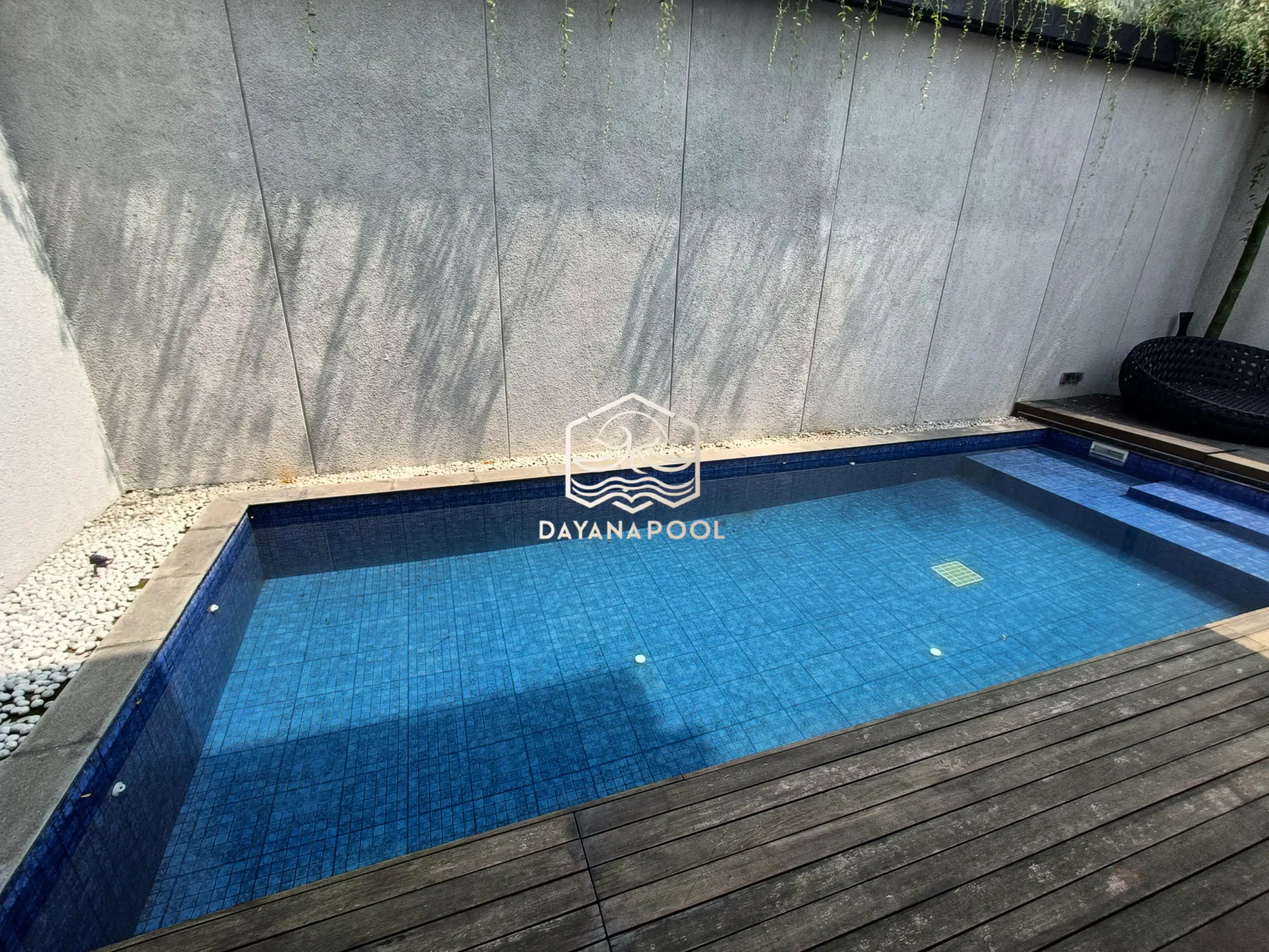 kolam renang skimmmer dengan dek kayu ulin di tepinya