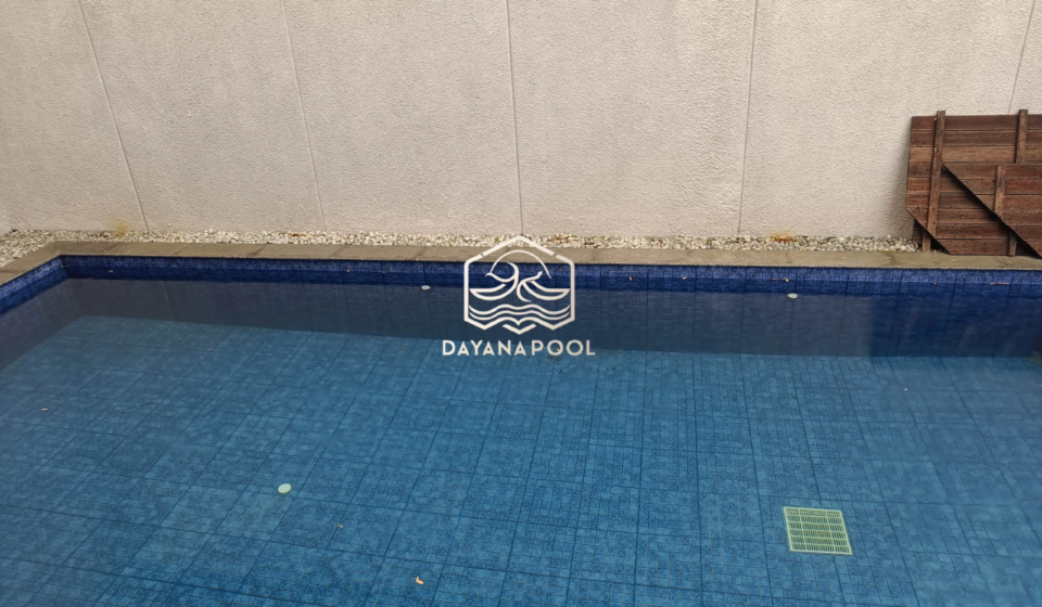 kolam renang sistem skimmer box dengan keramik biru
