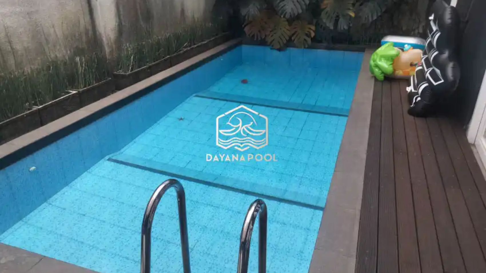 kolam renang skimmer dengan desain sederhana dan fungsional