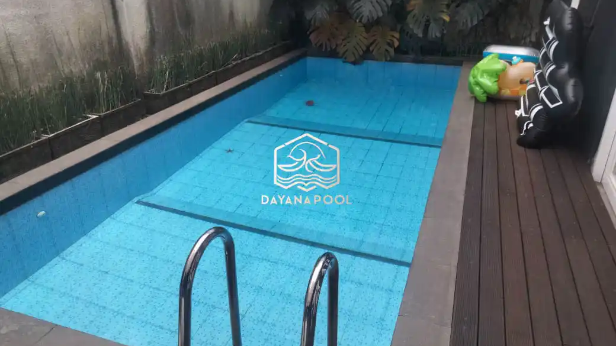 kolam renang skimmer dengan desain sederhana dan fungsional