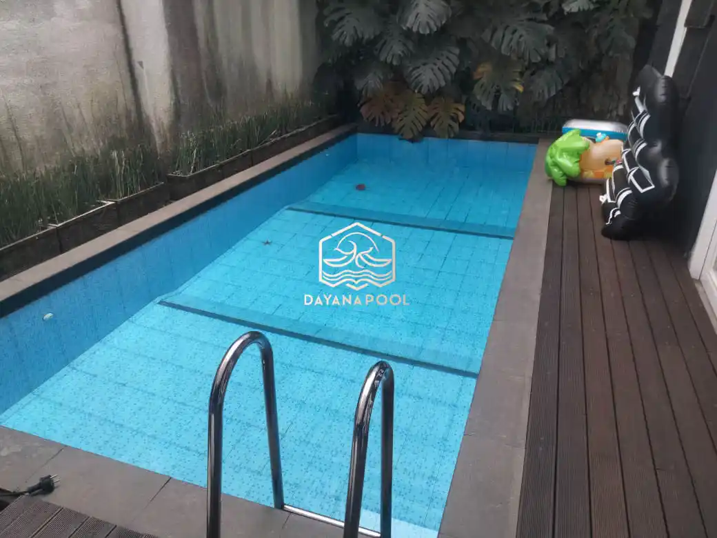 kolam renang skimmer dengan desain sederhana dan fungsional