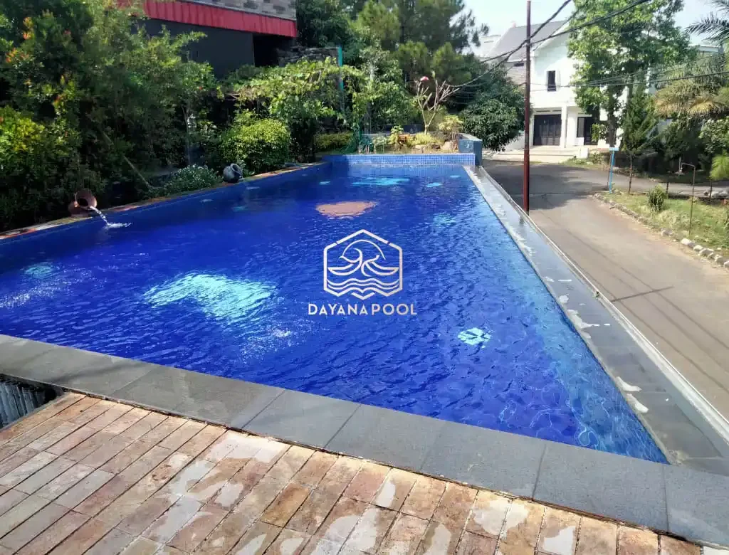 kolam renang di lantai 2 dengan consep infity
