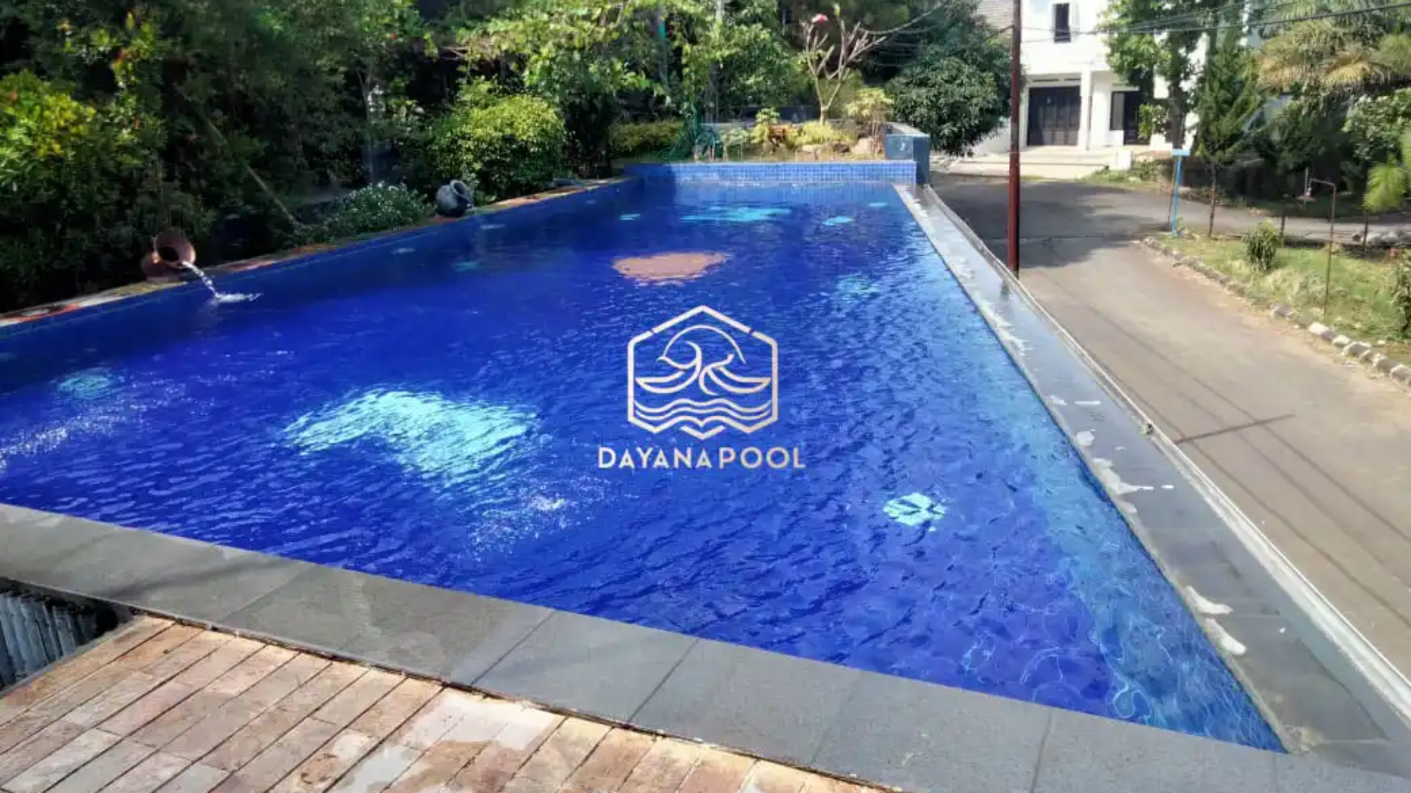 kolam renang di lantai 2 dengan consep infity