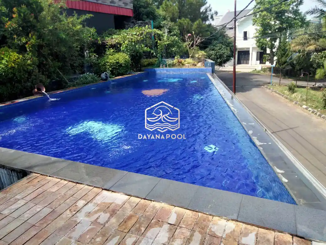 kolam renang di lantai 2 dengan consep infity