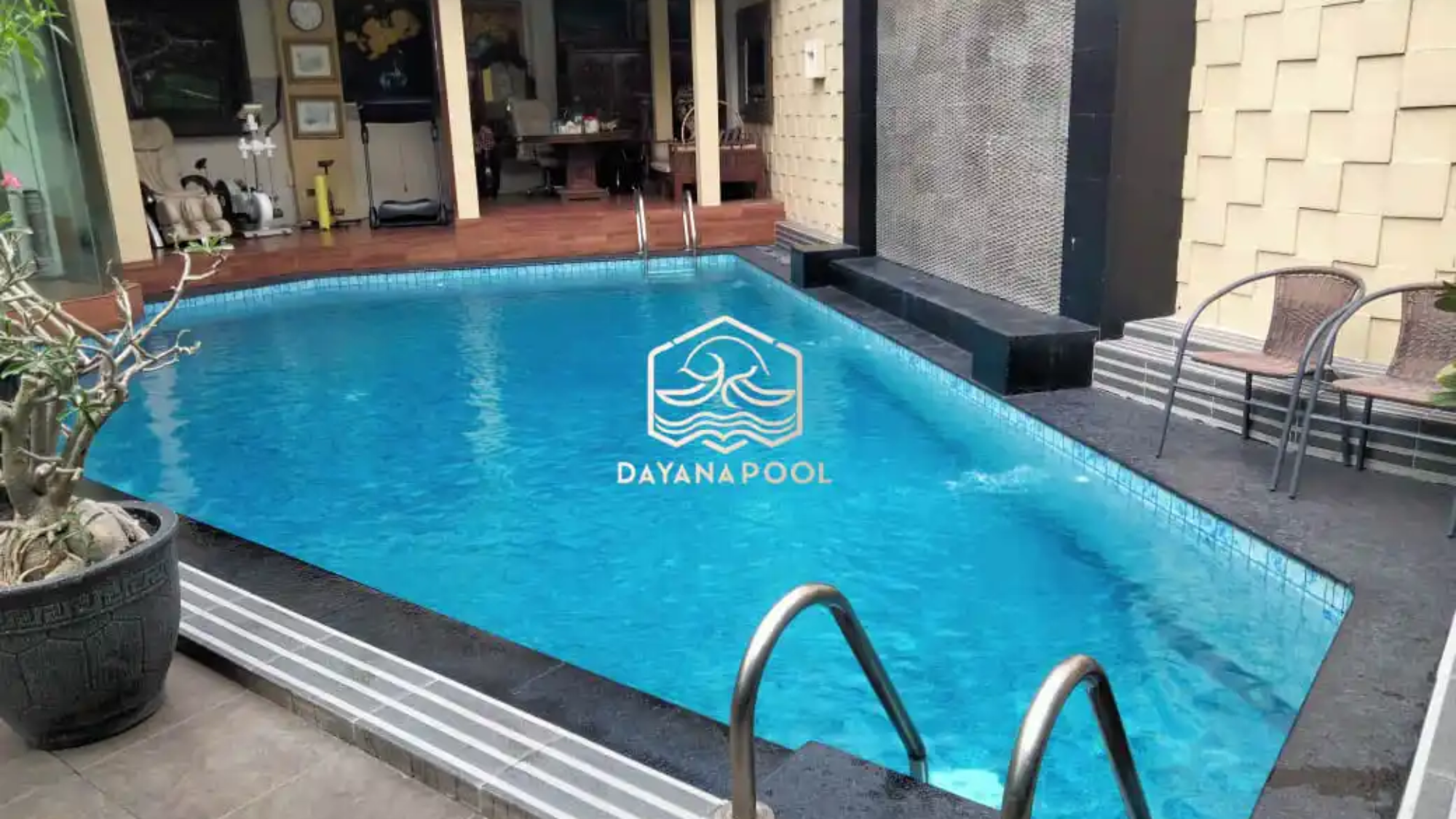 kolam renang skimmer dengan bentuk unik dan elegan denagn hiasan air tirai