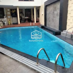 kolam renang skimmer dengan bentuk unik dan elegan denagn hiasan air tirai