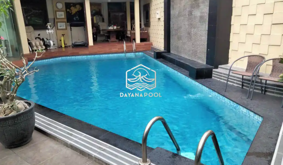 kolam renang skimmer dengan bentuk unik dan elegan denagn hiasan air tirai