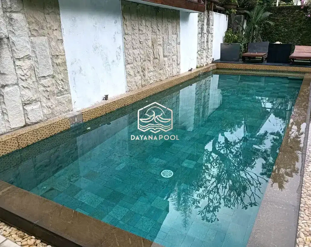kolam renang overflow dengan finishing batu alam sukabumi