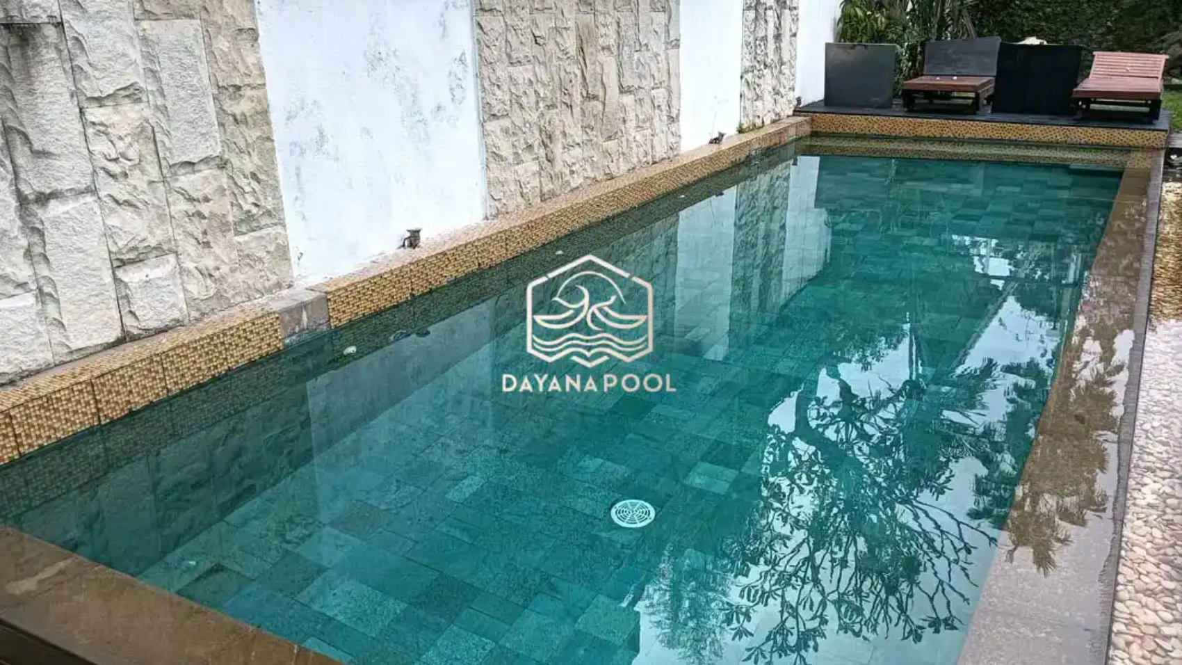 kolam renang overflow dengan finishing batu alam sukabumi