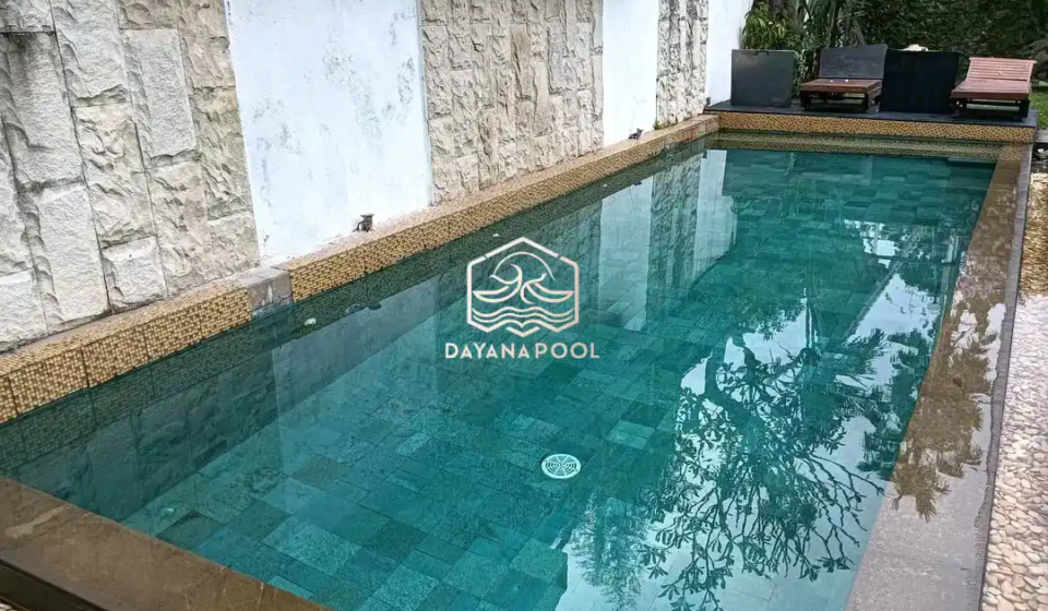kolam renang overflow dengan finishing batu alam sukabumi