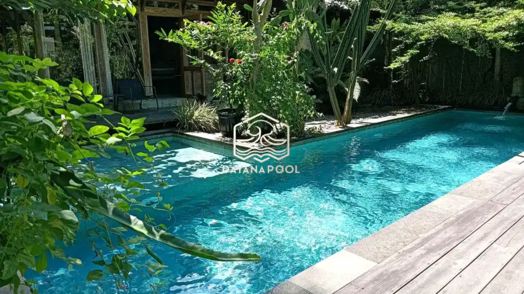 kolam renang dengan finishing batu alam sukabumi