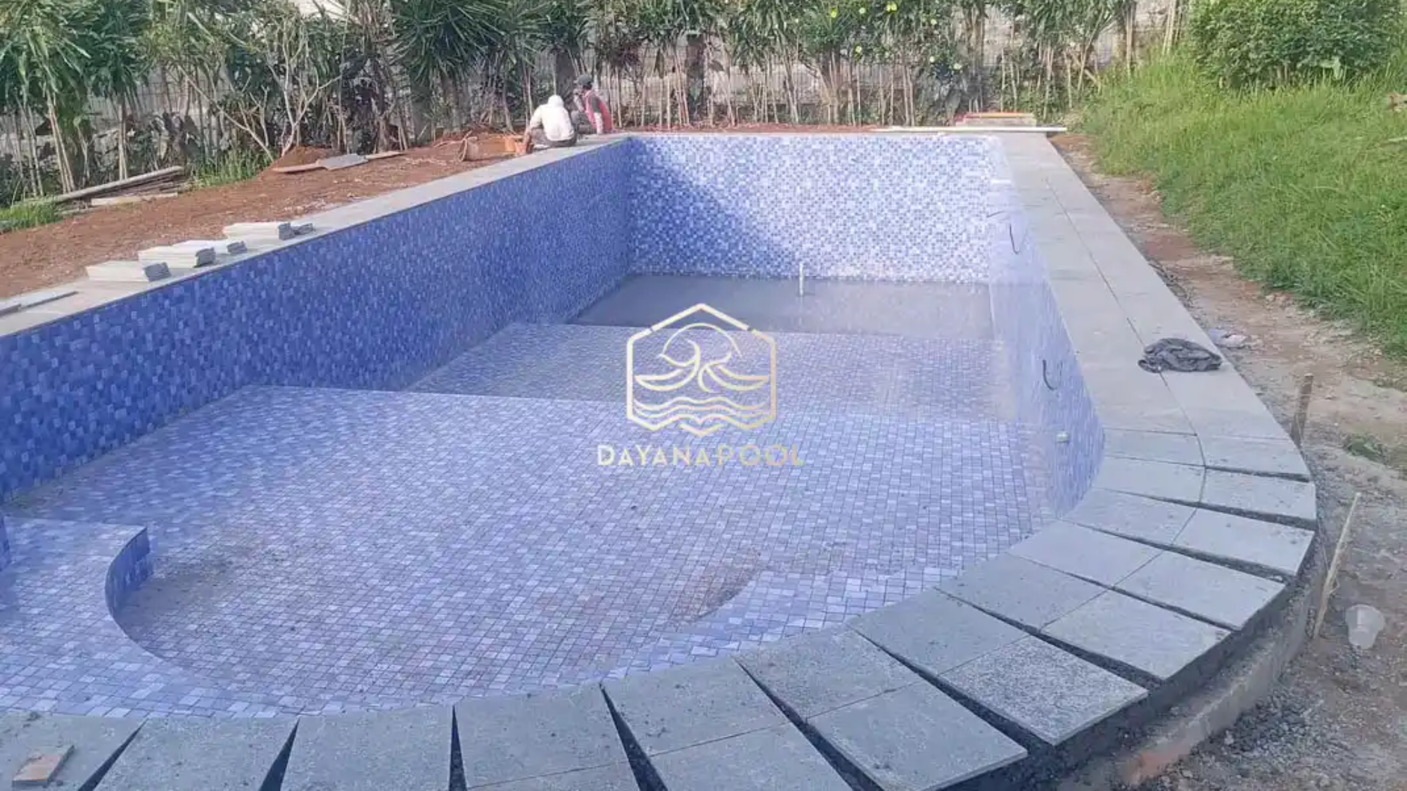 kolam renang finishing keramik biru