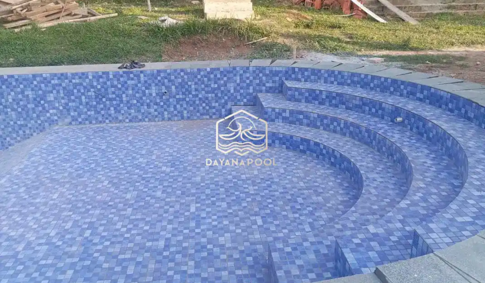 kolam renang umum buatan dayanapool dengan finishing keramik