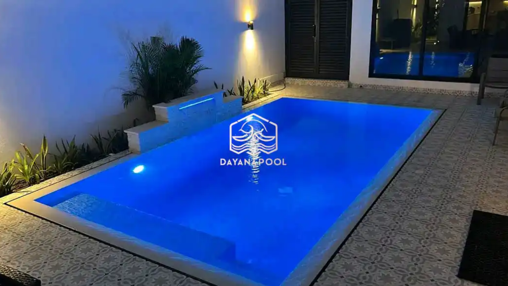 kolam renang skimmer dengan lampu biru di malam hari