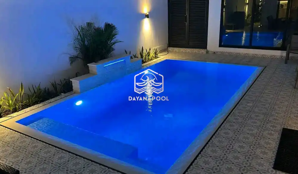 kolam renang skimmer dengan lampu biru di malam hari