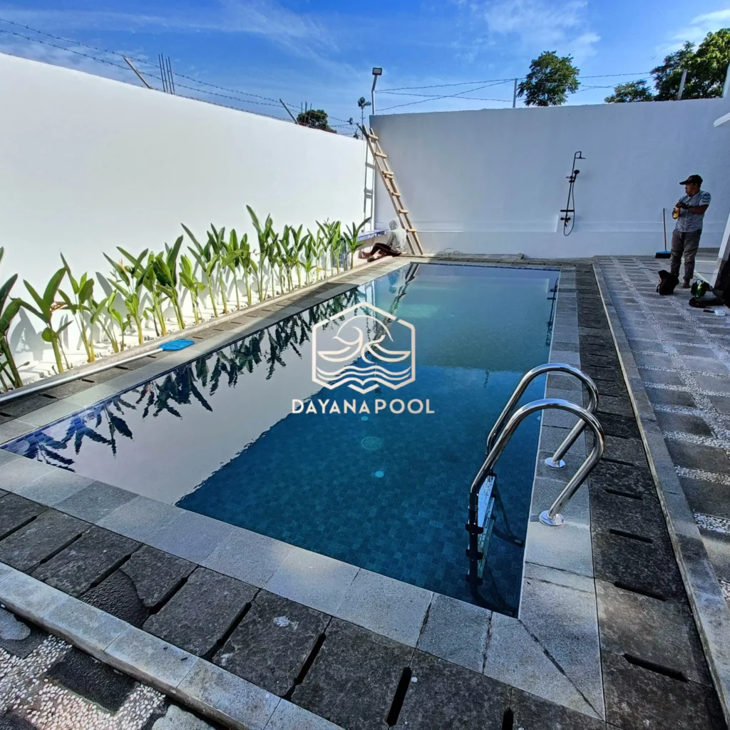 kolam renang overflow dengan finishing keramik motif mozaik