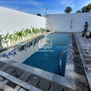 kolam renang overflow dengan finishing keramik motif mozaik