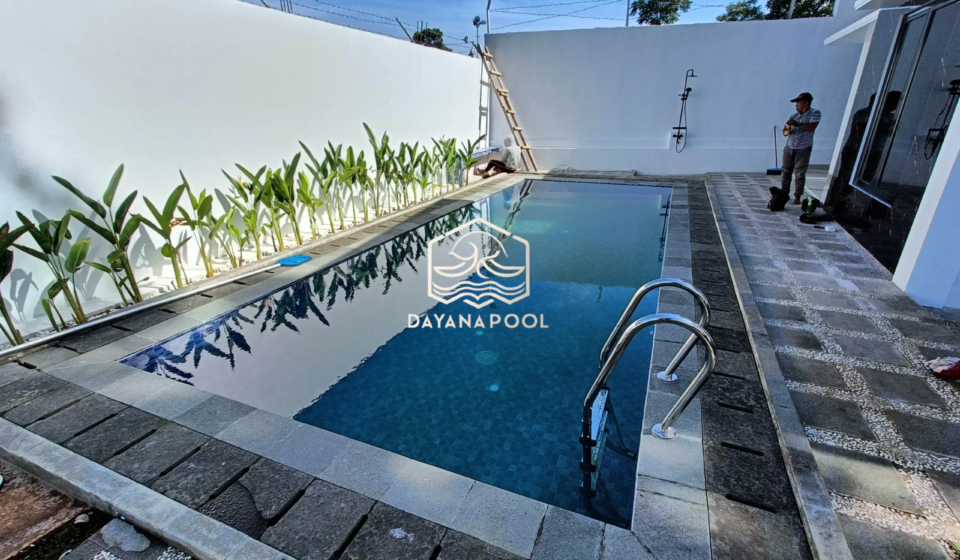 kolam renang overflow dengan finishing keramik motif mozaik