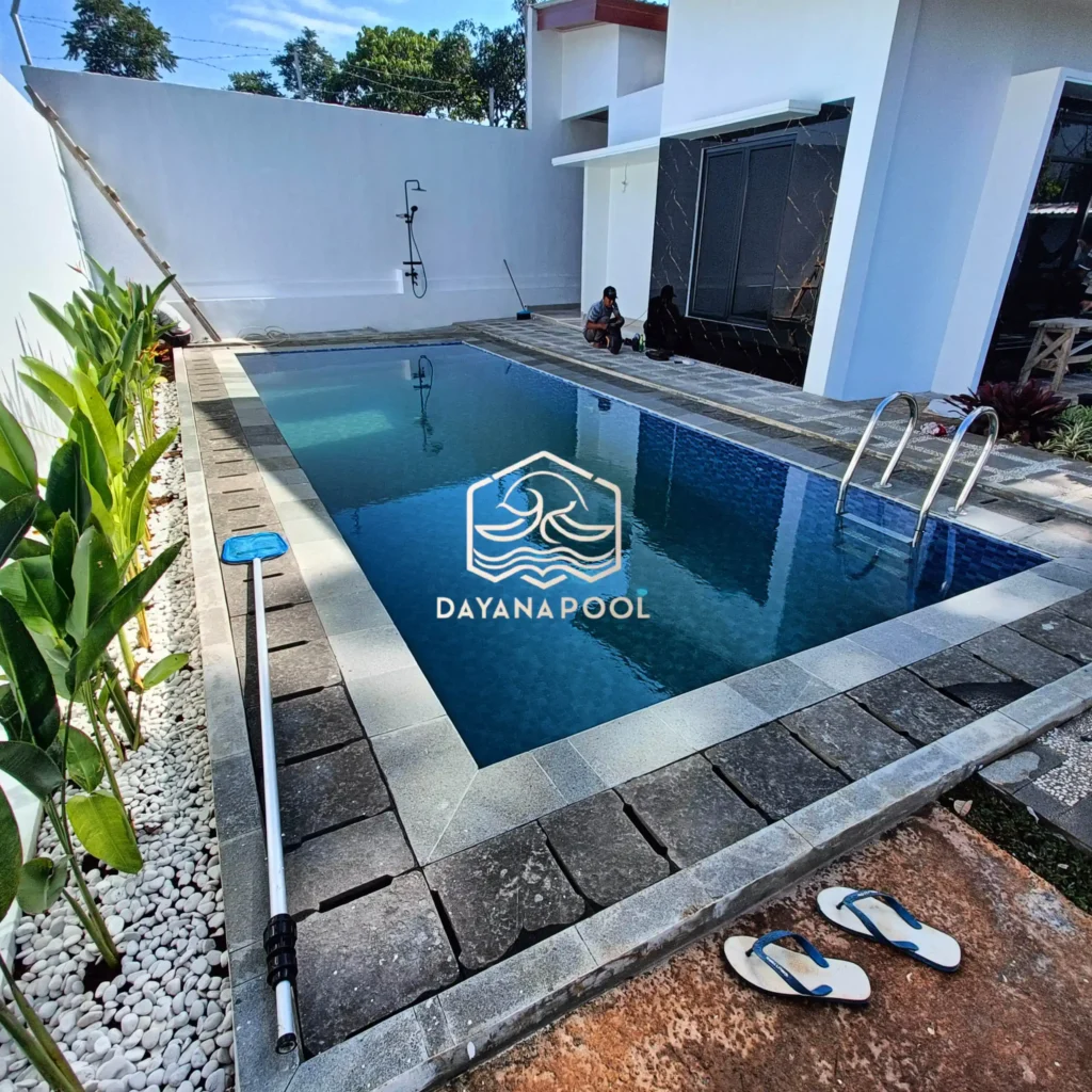 kolam renang overflow dengan keramik biru tau