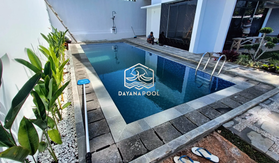 kolam renang overflow dengan keramik biru tau