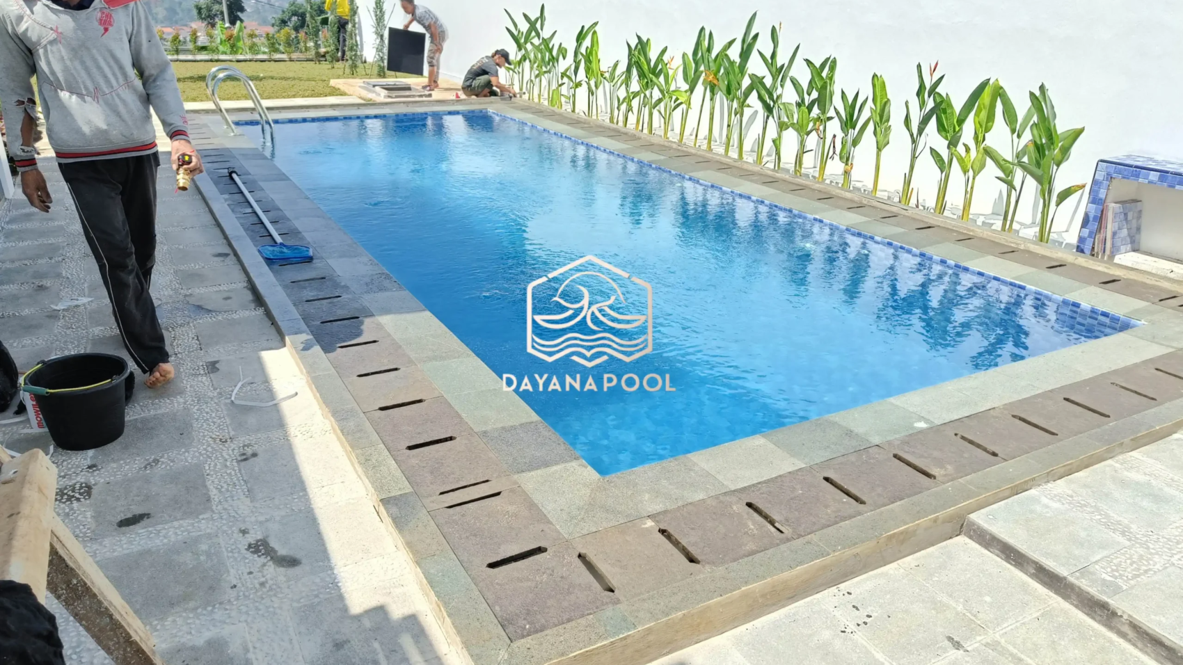 kolam renang overflow dengan pemandangan pegunungan