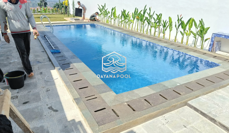 kolam renang overflow dengan pemandangan pegunungan
