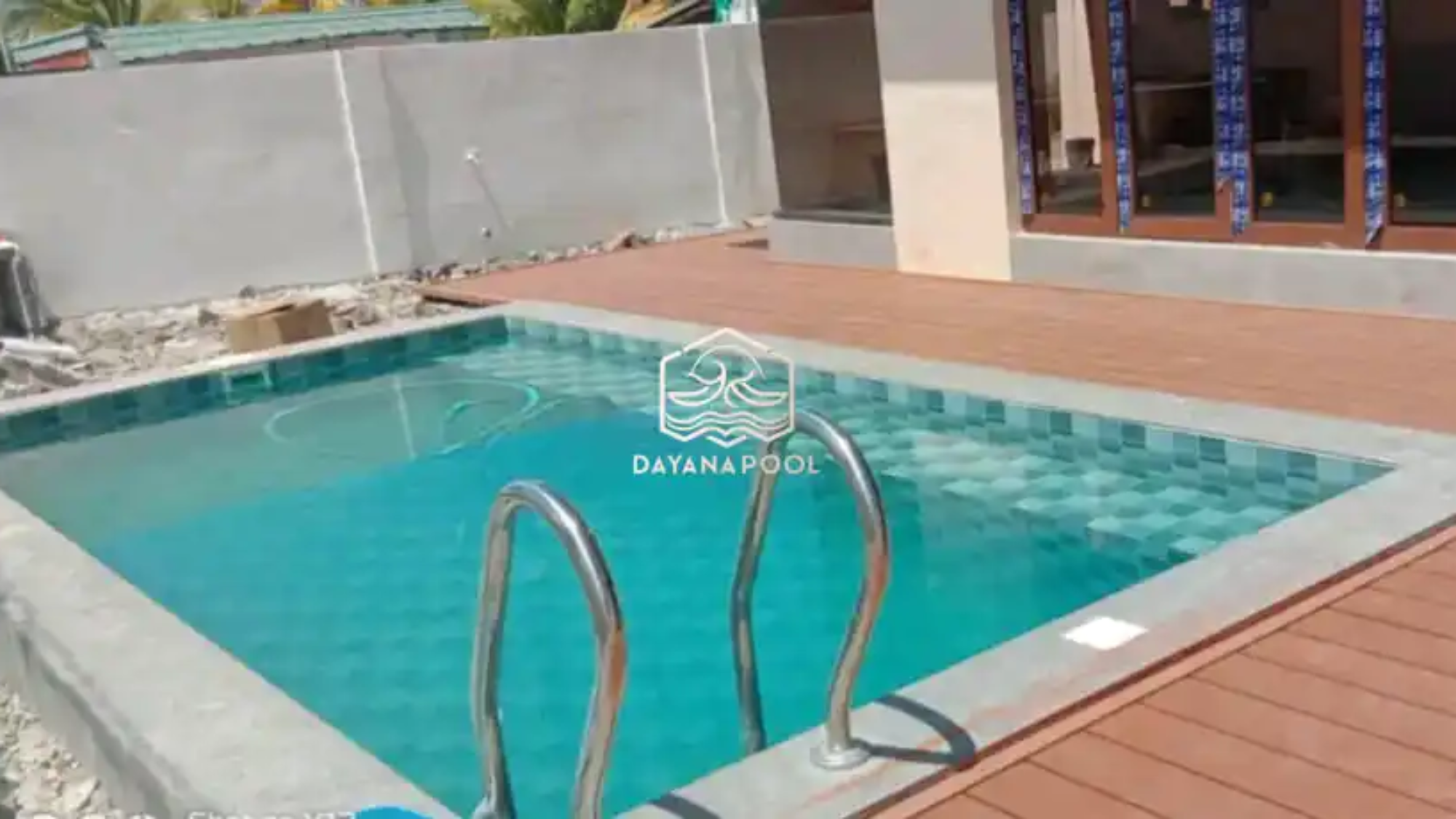 kolam renang di villa dengan finishing keramik
