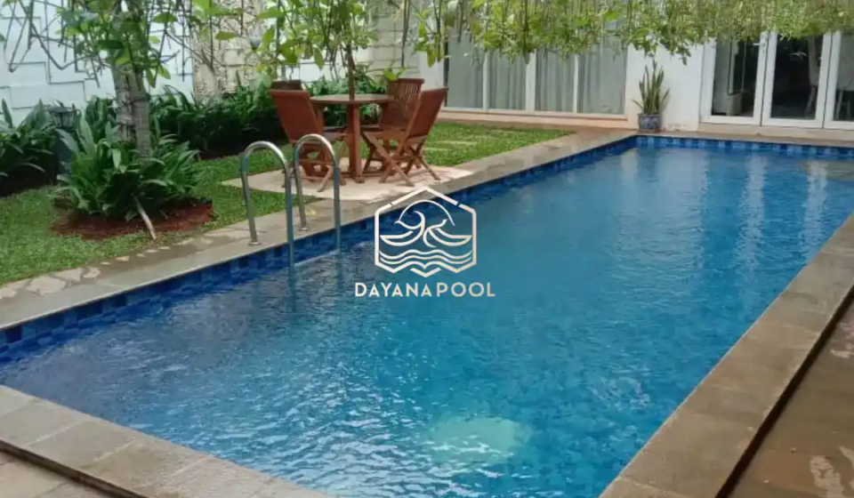 kolam renang di villa dengan finishing keramik