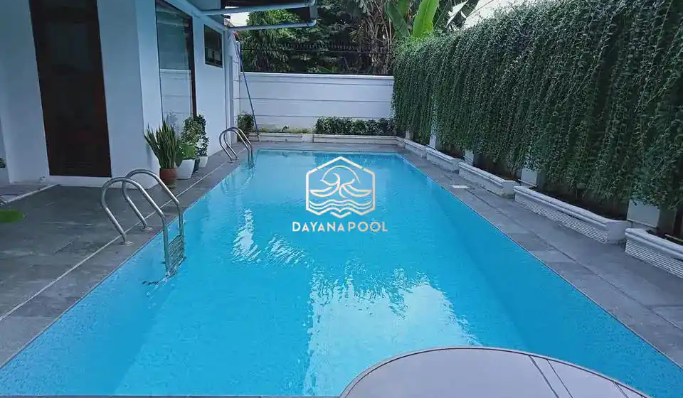 kolam renang di villa dengan finishing keramik