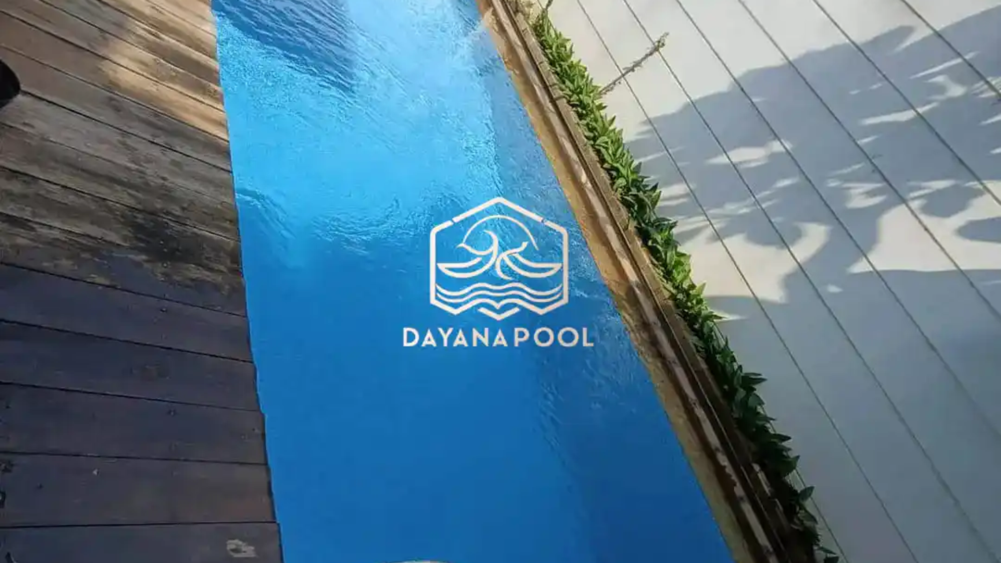 kolam renang overflow dengan finishing keramik biru